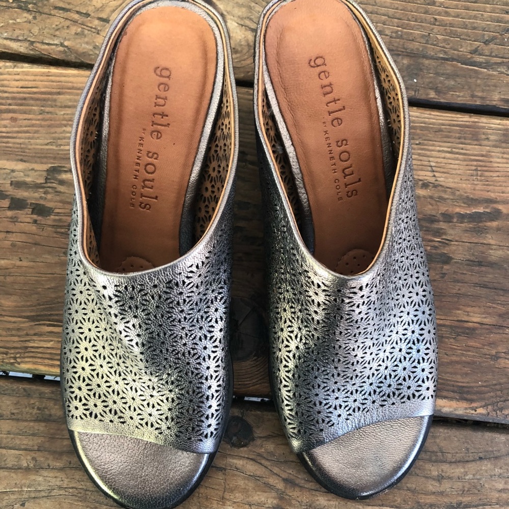Gentle Soul by Kenneth Cole leather slides
